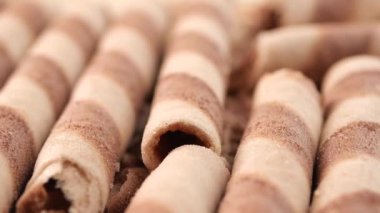 Bu çikolata çizgili gofretler atıştırmak için ya da lezzetli bir tatlı olarak mükemmeldir.