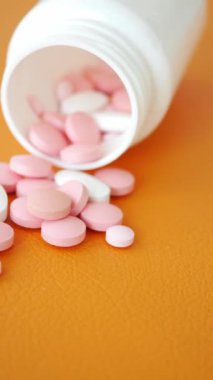 Seçici odaklanma. Pek çok renkli hap ve kapsülü kapat .