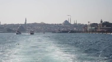 İstanbul 'un nefes kesici manzarasını tecrübe edin, Boğaz' da zarif bir şekilde yelken açan teknelerle