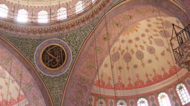 Büyük camiler muhteşem mimari eserleri sergiliyor. Dekoratif unsurlar karmaşık.