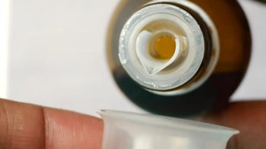  Şurubu şişeden kaşığa dök.