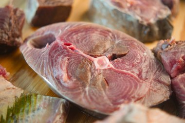 Eşsiz ve görsel olarak çarpıcı dairesel kesitleri gösteren taze balık porsiyonları