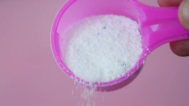 Plastik kaşıktan dökülen toz. ,