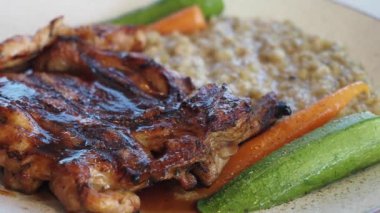 Bu yemek ızgara tavuk, besleyici mercimek ve sağlıklı bir yemek için taze sebzeleri içeriyor.