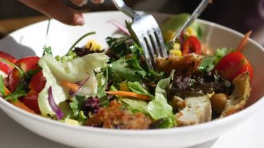 Taze sebzeli, aromatik otlu, canlı ve besleyici bir kızarmış balık salatası.