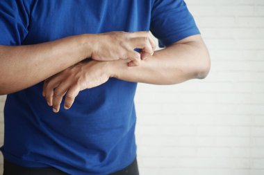 Kaşındıran deriden muzdarip bir adam. Yaklaş.