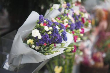 Güzel renklerde canlı çiçek buketleri hediyeler ya da dekorasyon alanları için mükemmeldir.