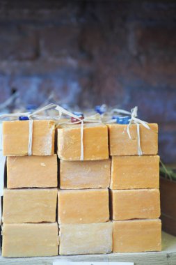 Kırsal cazibeyle el yapımı organik malzemelerle işlenmiş sabun barlarını keşfedin.