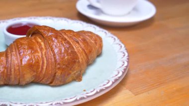 Yeni pişmiş kruvasan ve fotokopi alanı. Yüksek kalite fotoğraf