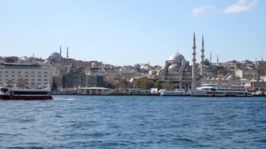Istanbulların güzel manzarası zengin tarihi ve modernliğini yansıtıyor.