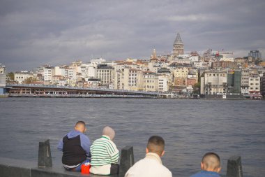 İstanbul, Türkiye 'deki canlı rıhtımın keyfini çıkaran insanların çarpıcı ve güzel bir sahnesi