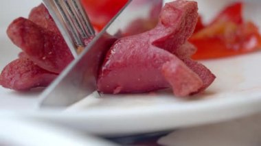 Taze et kesilir, canlı sebzeler yanına güzelce yerleştirilir.