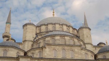 Görkemli cami kubbeleri, yükselen ve görkemli minarelerin yanı sıra karmaşık bir mimariye sahiptir.