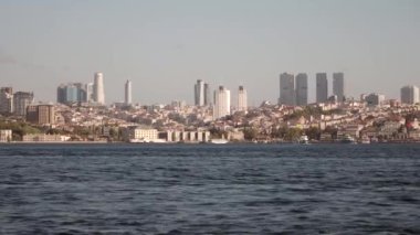 Istanbulların güzel manzarası zengin tarihi ve modernliğini yansıtıyor.