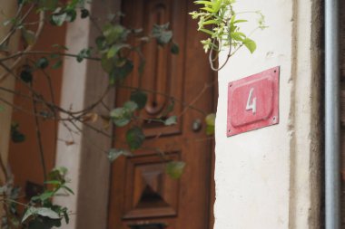 Ev numarası. Duvardaki dekoratif harfler.