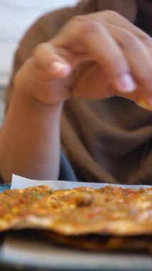 Lezzetli bir aperatif için uzanan bir el bir tabakta sunulur, lezzetini gösterir.