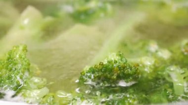 Tencerede kaynamış brokoli. .