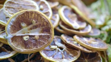 Çeşitli kullanım alanları ve uygulamalar için güzel kurutulmuş narenciye dilimleri koleksiyonu.