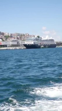 Lüks bir yolcu gemisi limana yanaştı. Heyecanla açık denizlerde heyecanlı bir yolculuk bekliyor.