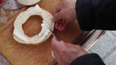 Türk simidine tereyağı sürüyorum Simit masada ,