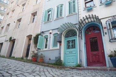 Büyüleyici bir ara sokağa yerleştirilmiş canlı kapılar sergilenen çok güzel bir manzara.