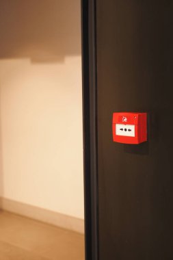 Kırmızı yangın alarm düğmesine duvar 