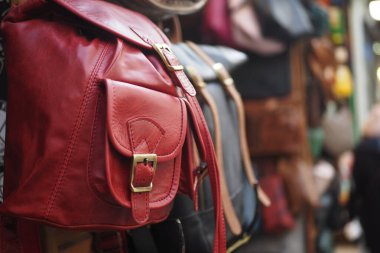 Satılık deri el yapımı çantaları duvara as. .