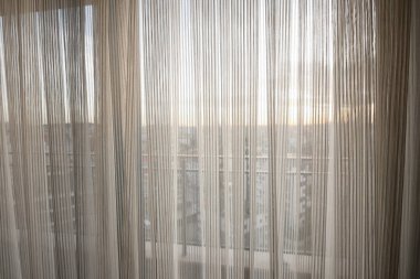 Temiz kumaş perdesini kapat.