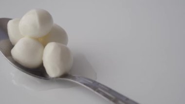 Bir sürü taze mozzarella peynirli topları. .