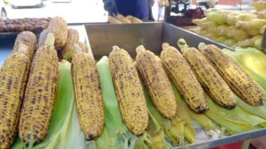 İstanbul 'da bir markette satılık ızgara mısır. .