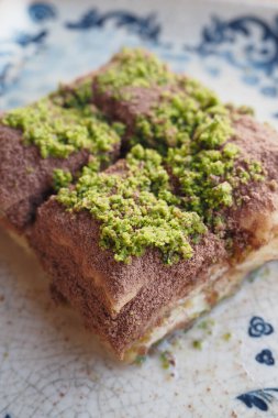 Şam fıstığı kırıntılarıyla serpiştirilmiş otantik baklava dilimlerinin tadını çıkarın.