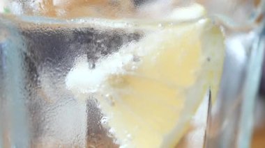 Buz küpleri ve bir dilim limonata ile servis edilen ferahlatıcı bir limonata.
