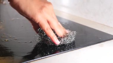 Elektrikli sobayı temizleyen bir el.