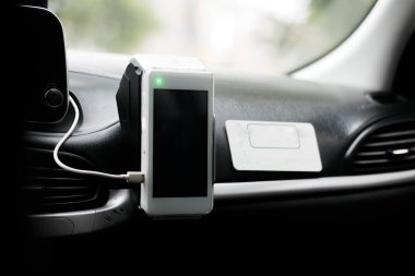 POS makinesi sarı takside. .