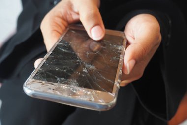 Kırık akıllı telefonu tutan kadına yakın dur..,