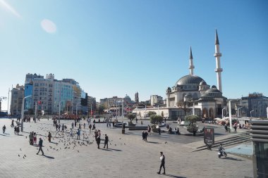 İstanbul 'da bir cami var. Taksim Camii