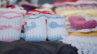 Herkes görsün diye güzel örülmüş bebek paçası ve büyüleyici aksesuarlar.