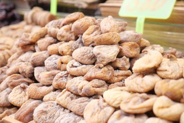 Canlı ve renkli bir vitrin. Kurumuş incirler. Satılık bir markette güzelce istiflenmiş.