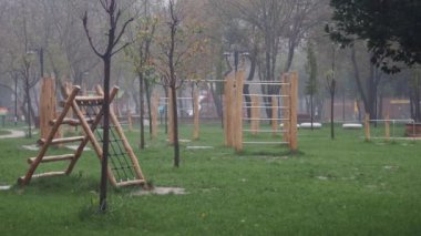 Misty Park 'ta Sessiz Oyun Sahası, Sakin ve Aktif Toplum Keyfi İçin İdeal.