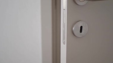 Bu modern, şık bir kapı kilidi ve kapı kolu tasarımının modern bir incelemesi.