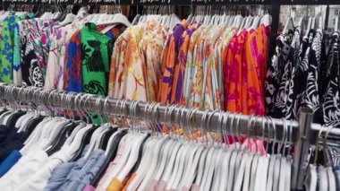 Bu yaz aylarında şık gömlekler çok güzel bir şekilde sergilendi.