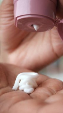 Bu, bireysel dağıtım kreminin açık el yüzeyine detaylı bir yakın çekimi.