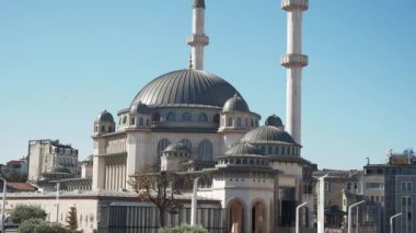 İstanbul 'da bir cami var. Taksim Camii