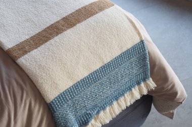 Zarif bir stil battaniyesi yumuşak dokular ve sıcak, davetkar renkler.