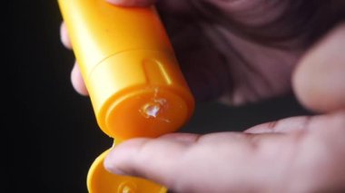  Gençler güneş kremi kullanıyor. .