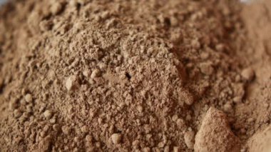 Masadaki bir kasede kakao tozu