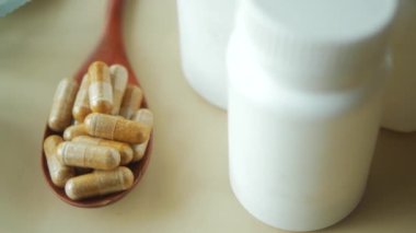 Tahta kaşıkta bitkisel kapsül takviyesi ,