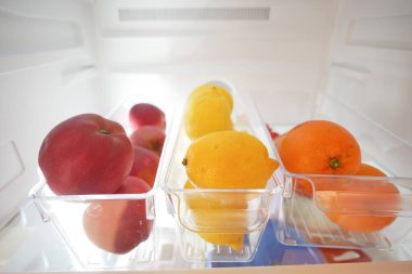 Tazeliğini ve kalitesini korumak için renkli meyveler buzdolabında saklanır.