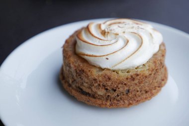 Kremalı kremayla kaplanmış enfes bir pasta. Her durum için mükemmel şekillendirilmiş.