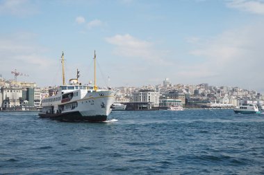 Istanbullar 'ın güzel silueti olan sakin sularda büyüleyici bir feribot yelken açar.